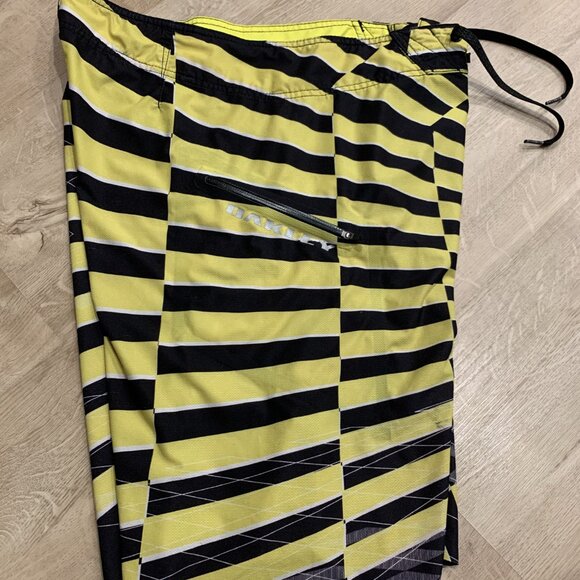 Y2K Oakley Surf Board Shorts Blade Men's Size 33 Yellow Black Ripstop Stretch - Picture 6 of 8